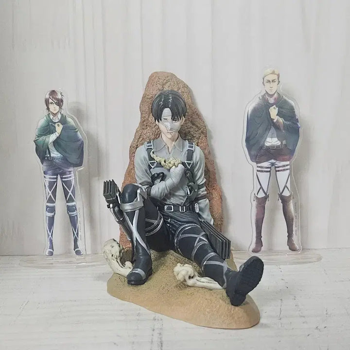 [BUNJANG] Attack on Titan Levi, Erwin, Hange Acrylic Standee / 리바이 c상 피규어 , 엘빈 한지 아크릴