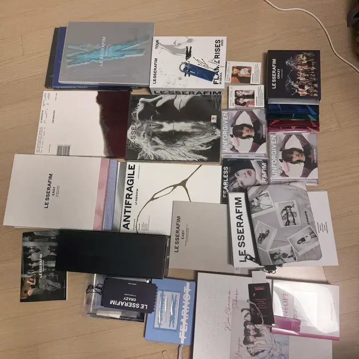 [BUNJANG] LE SSERAFIM Merchandise Bundle Set / 르세라핌 굿즈 일괄