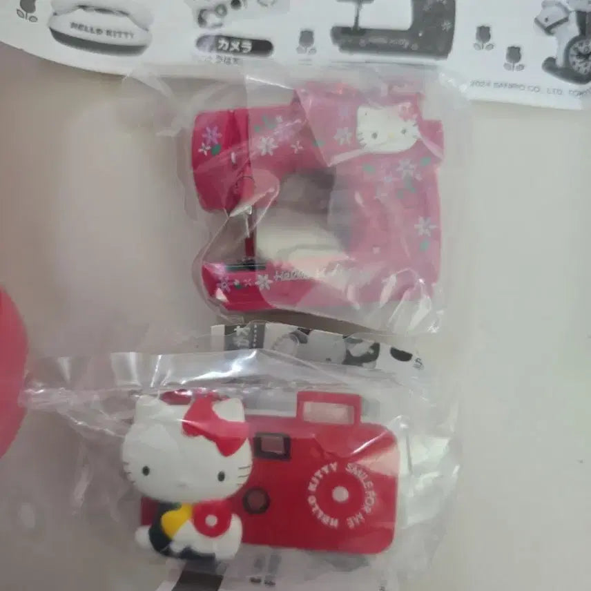 [BUNJANG] Hello Kitty Gacha Camera &amp; Sewing Machine Bundle / 헬로키티 가챠(카메라,재봉틀)일괄