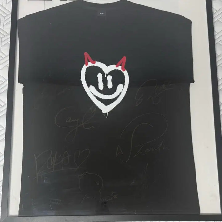 [BUNJANG] BABYMONSTER All Members Autographed T-Shirt / 베이비몬스터 전멤버 싸인 티셔츠