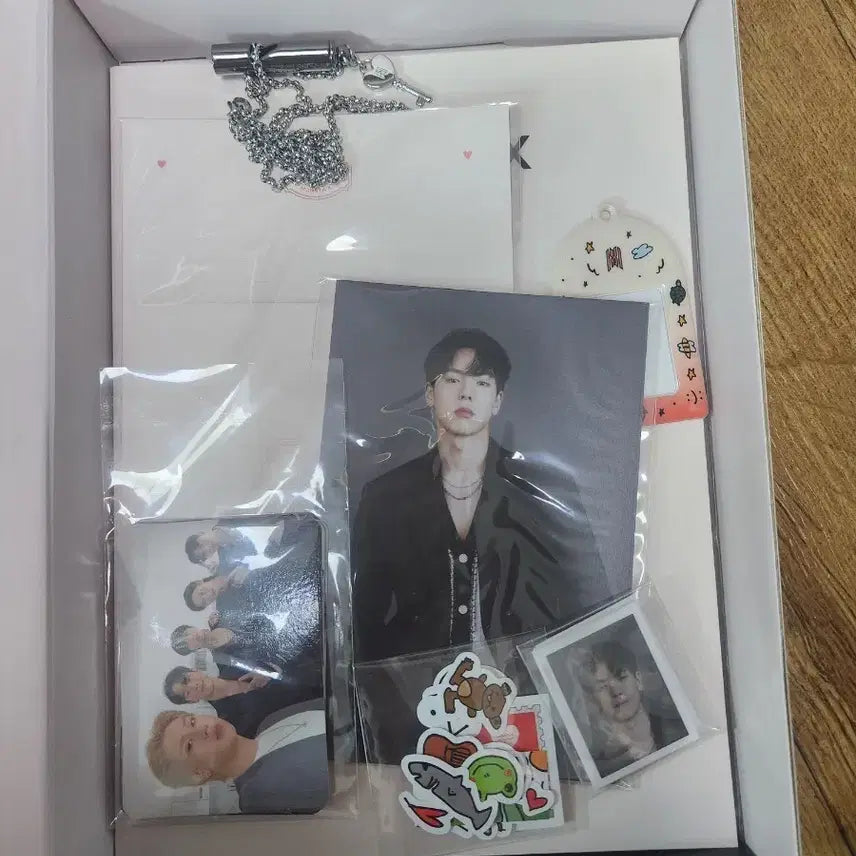 [BUNJANG] MONSTA X Photobook Goods Set (Photo, Necklace, Keyring, Stickers) / 몬스타엑스 포토북 굿즈 (사진, 목걸이, 키링, 스티커 포함)