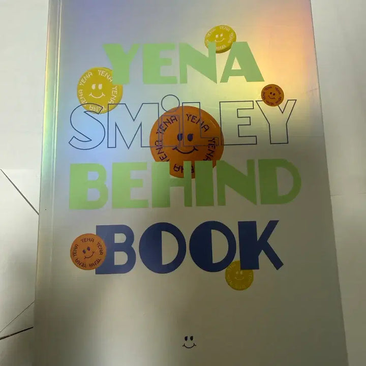 [BUNJANG] YENA Choi Smiley Behind Book Photocard Set / 최예나 스마일리 비하인드북