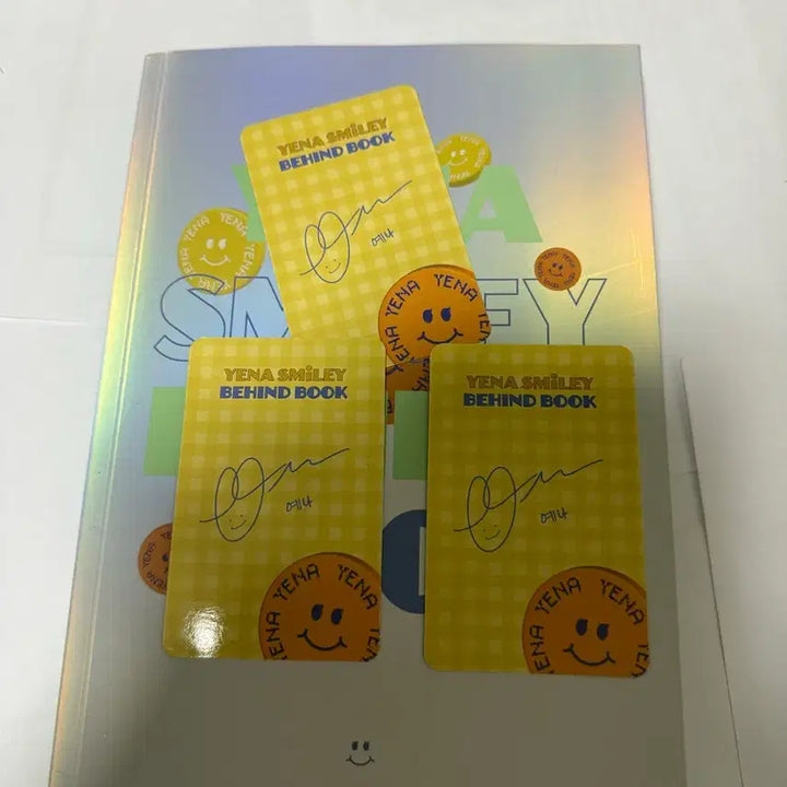 [BUNJANG] YENA Choi Smiley Behind Book Photocard Set / 최예나 스마일리 비하인드북