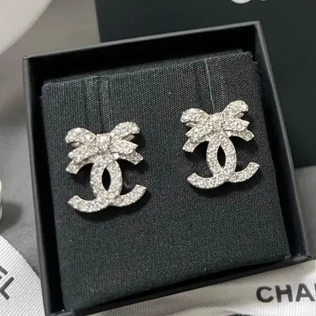 [BUNJANG] Chanel Ribbon Earrings Crystal Metal / 샤넬 리본 귀걸이 코코마크 라인스톤