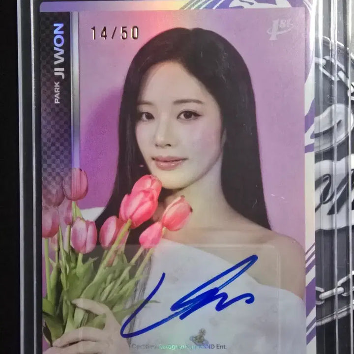 [BUNJANG] fromis_9 Jiwon 50 Limited Edition Autographed Photocard / 프로미스나인 박지원 50한정 친필싸인 포토카드(오토카드)