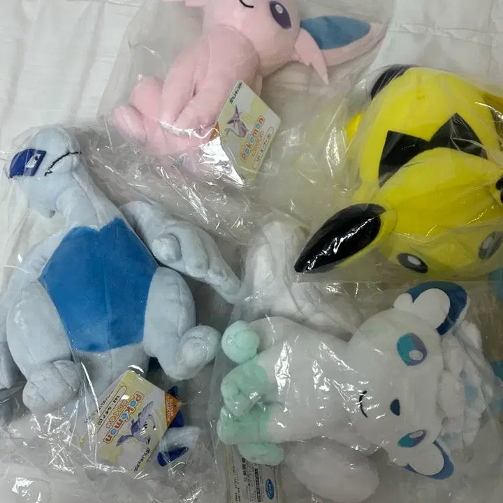 [BUNJANG] Pokemon Center Japan Shinsaibashi Plush, Badge, Figure Bundle / [최저가] !급처! 일본 신사이바시 포켓몬 센터 인형,뱃지,피규어 양도