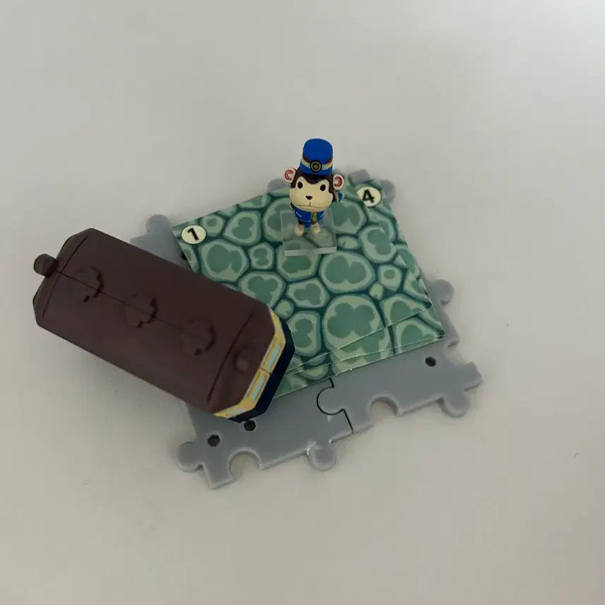 [BUNJANG] Animal Crossing Classic Gacha Station Master Train Figure Set / 동물의숲 고전 가챠 역무원 기차 피규어 세트