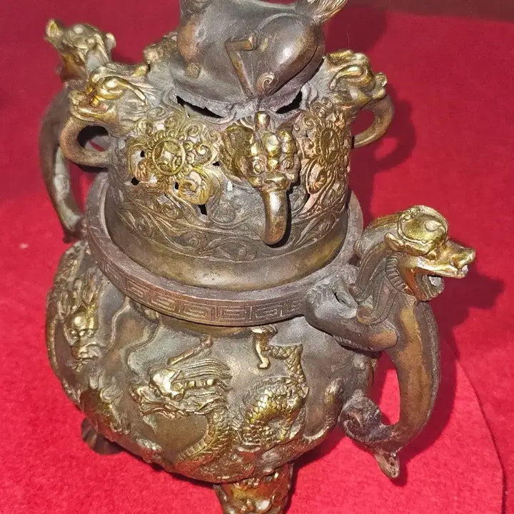 [BUNJANG] Antique Daemyeong Seondeok Imperially Made Celadon Porcelain Brass Gilt Dragon Motif Three-Legged Censer / [골동품/앤틱] 대명선덕어제 관지 황동 금채 용문 삼족 향로 (1.47k