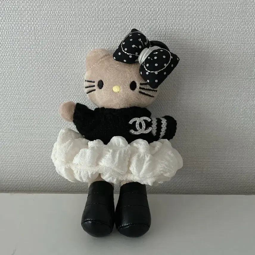 [BUNJANG] Chanel Logo Hello Kitty Doll / 샤넬 로고 헬로키티 인형