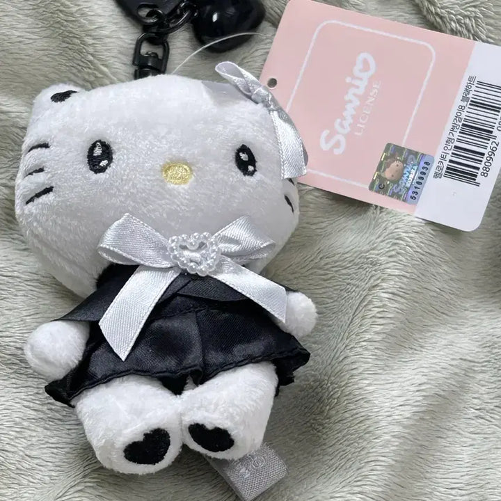 [BUNJANG] Sanrio Hello Kitty Black Heart Charm Doll Keychain / 택0,새상품) 산리오 헬로키티 블랙 하트 참 인형 키링