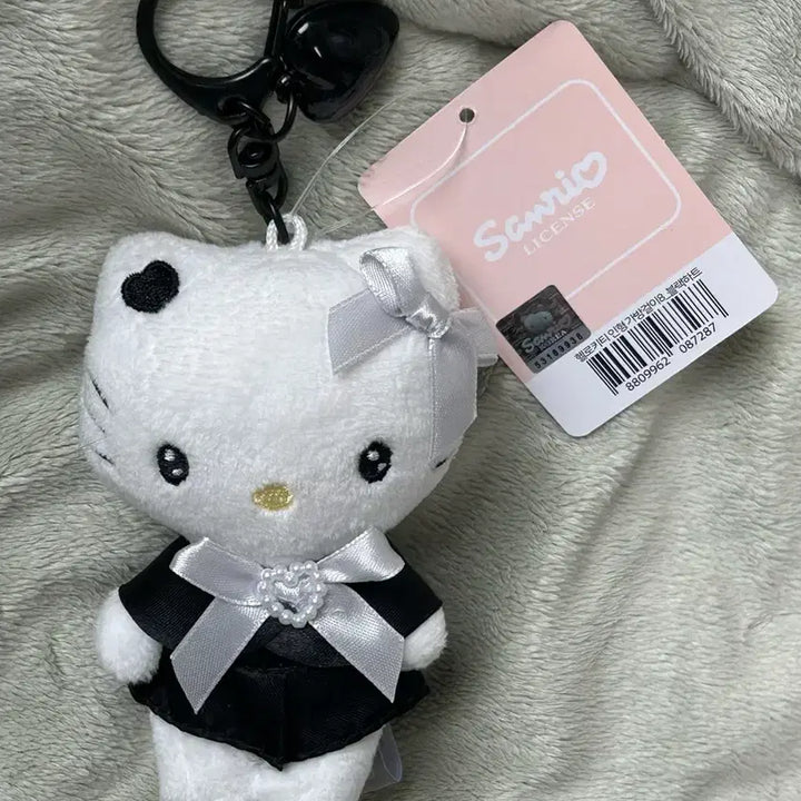[BUNJANG] Sanrio Hello Kitty Black Heart Charm Doll Keychain / 택0,새상품) 산리오 헬로키티 블랙 하트 참 인형 키링