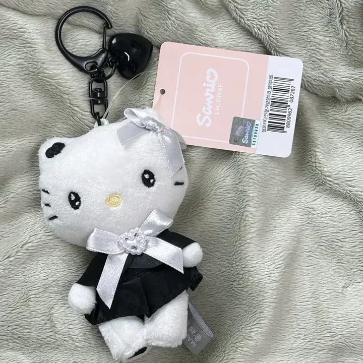 [BUNJANG] Sanrio Hello Kitty Black Heart Charm Doll Keychain / 택0,새상품) 산리오 헬로키티 블랙 하트 참 인형 키링