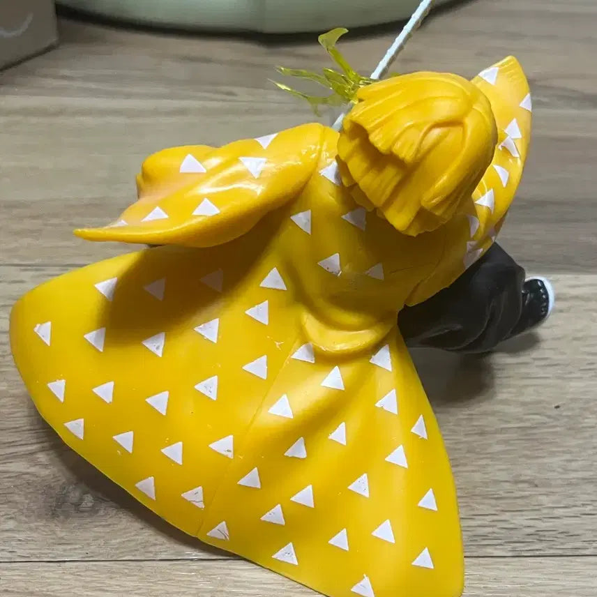 [BUNJANG] Demon Slayer Zenitsu Figure (No Base) / 처분)귀멸의 칼날 피규어 젠이츠