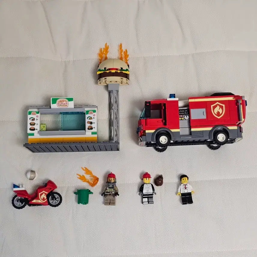 [BUNJANG] LEGO City 60214 Burger House Fire Rescue (2019) - Disassembled and Re-packaged / 레고 시티 60214 햄버거 가게 화재 구조 (2019) 역순분해