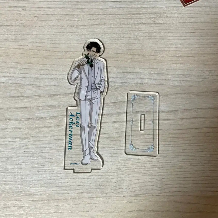 [BUNJANG] Levi Ackerman Karaoke White Suit Acrylic Standee Attack on Titan / (10일까지)리바이 가라오케 화이트정장 아크릴 진격거 진격의거인