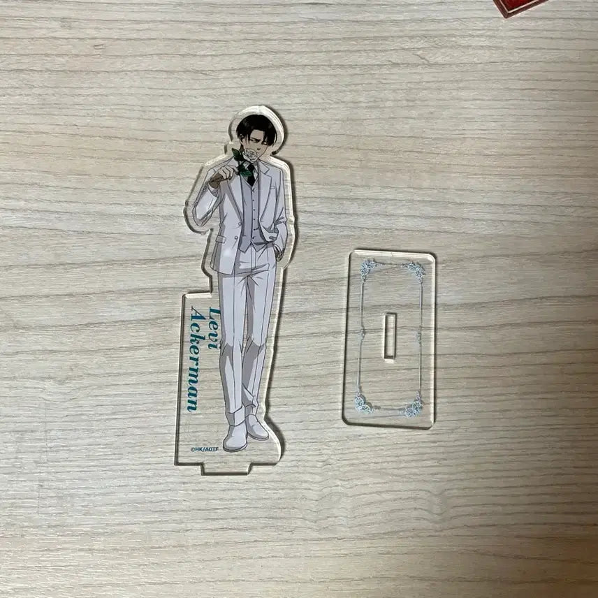 [BUNJANG] Levi Ackerman Karaoke White Suit Acrylic Standee Attack on Titan / 리바이 가라오케 화이트정장 아크릴 진격거 진격의거인