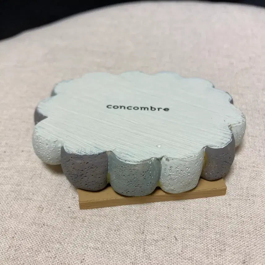 [BUNJANG] Decole Concombre Resting Pond Figurine / 데꼴 휴식 연못