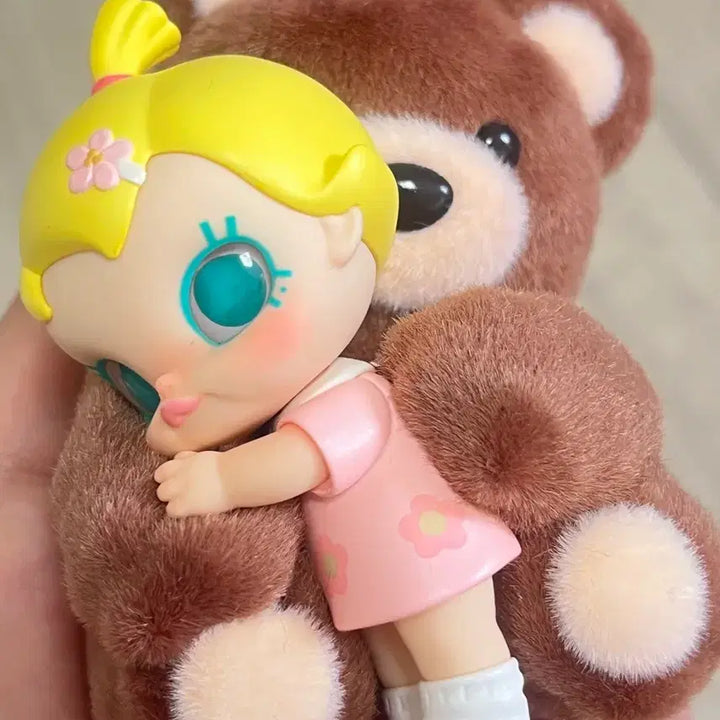 [BUNJANG] POP MART Baby Molly Sticky Series Big Bear Hug / 팝마트 베이비몰리 껌딱지 시리즈 큰 곰 껴안기