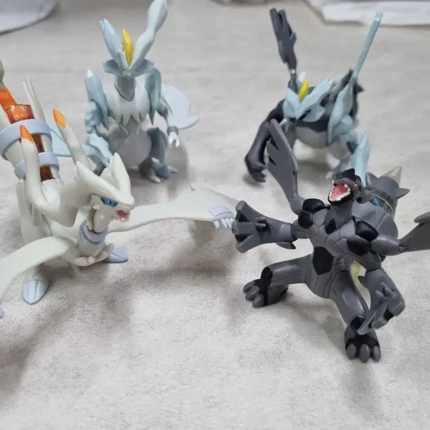 [BUNJANG] Pokemon Reshiram, Zekrom, Black Kyurem, White Kyurem Diorama Figure Set / 포켓몬 제크로무 레시라무 외 입체도감 (가챠) 일괄 판매 합니다