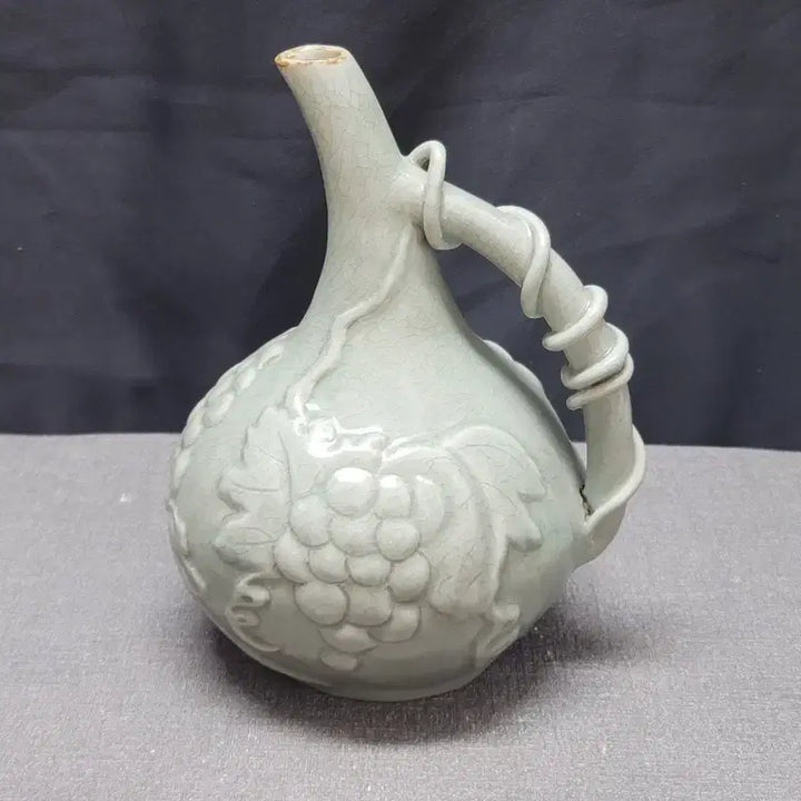 [BUNJANG] Celadon Vase with Embossed Grape Motif / 청자 양각 포도문 주자호