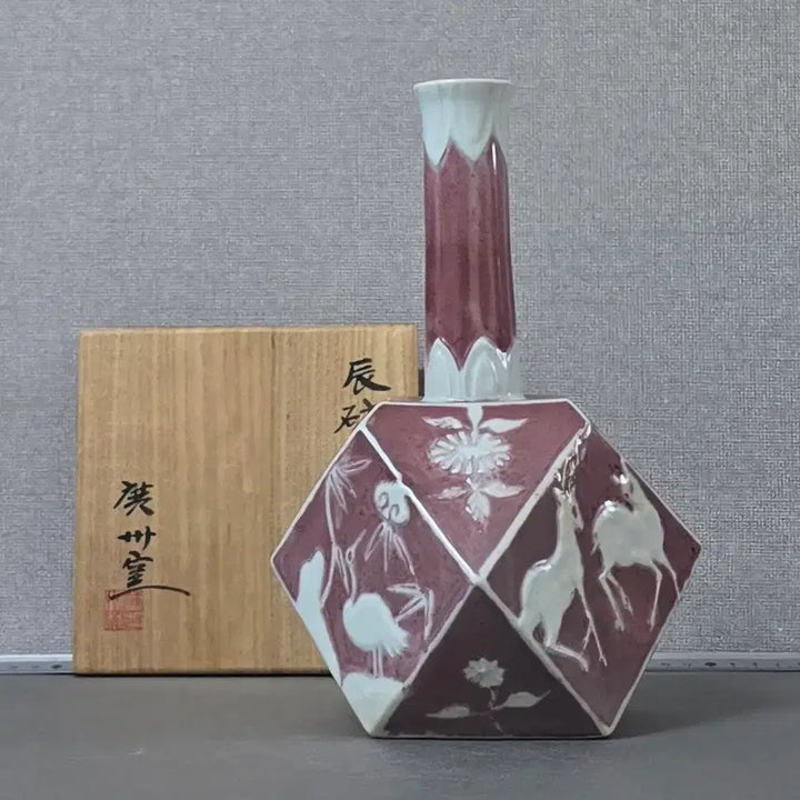 [BUNJANG] Gwangjuyo Jo So-soo White Porcelain with Red Glaze Carved Long Life Motif Decagonal Vase / 광주요 조소수((?) 백자 진사 양각 장생문 다각병