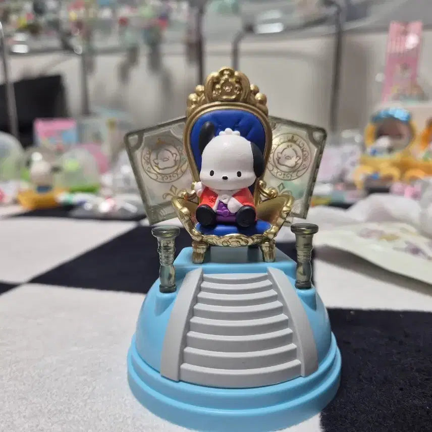 [BUNJANG] RiOTOY Sanrio Royal Chair Series Pochacco Figure / 리오토이 산리오 로얄체어 시리즈 포차코 피규어