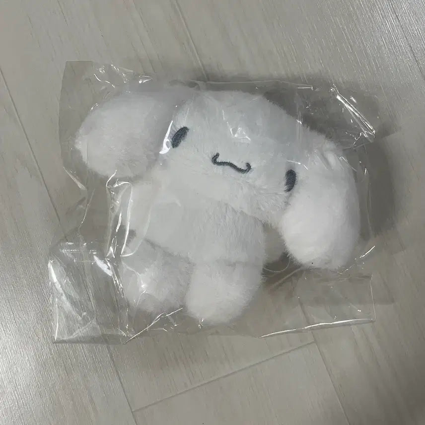 [BUNJANG] Sanrio Cinnamoroll Monotone Grey 13cm Plush Keychain / 산리오 모노톤 그레이 흑백 시나모롤 13cm 인형 키링