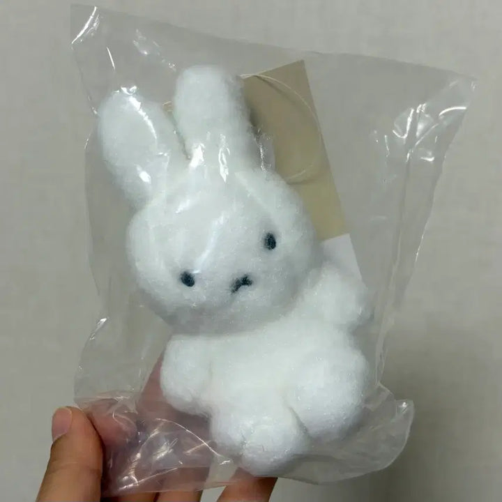 [BUNJANG] Miffy Sitting Creamy Keychain White / 급처!!!) 미피 싯팅 크리미 키링 화이트