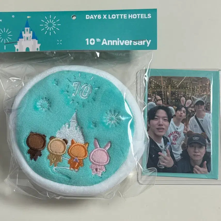 [BUNJANG] DAY6 Lotte World 10th Anniversary Pouch + Photocard Set / 데이식스 롯데월드 10주년 기념 굿즈 파우치 + 포토카드