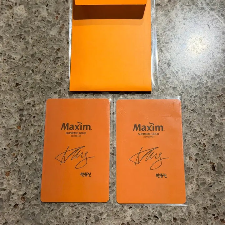 [BUNJANG] An Yujin Maxim Photocard Set (2 Types) / 안유진 포카 2종 세트 맥심