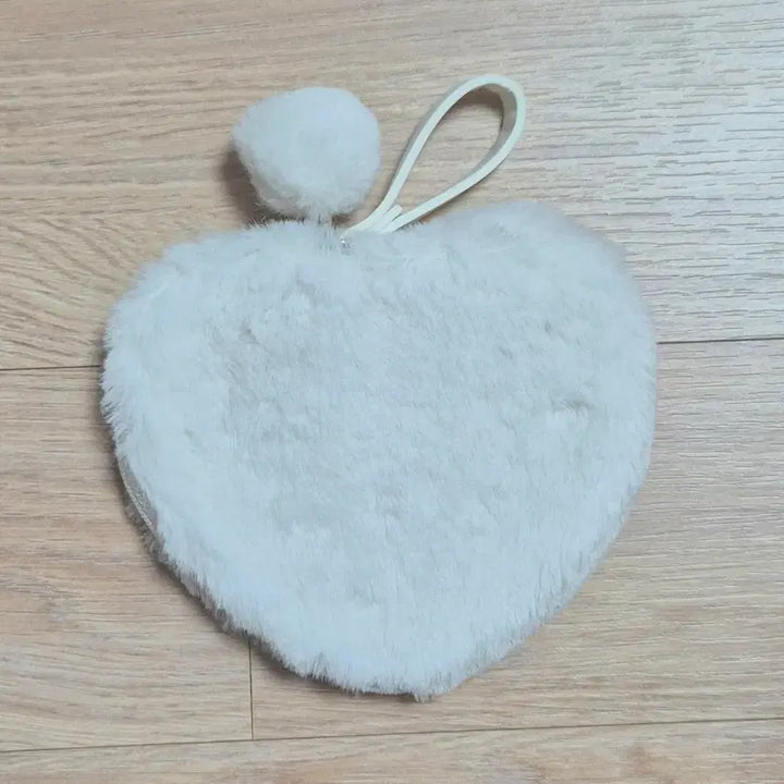 [BUNJANG] Kakao Friends Ryan Heart Faux Fur Pouch / (오늘만특가)카카오프렌즈 라이언 하트 퍼 파우치