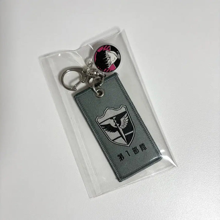 [BUNJANG] Kaiju No. 8 Narumi Gen Emblem Keychain &amp; Hoshina Soushiro Figure / 괴수8호 나루미 겐 엠블럼 키링 원화전 괴팔 호시나 소우시로 피규어