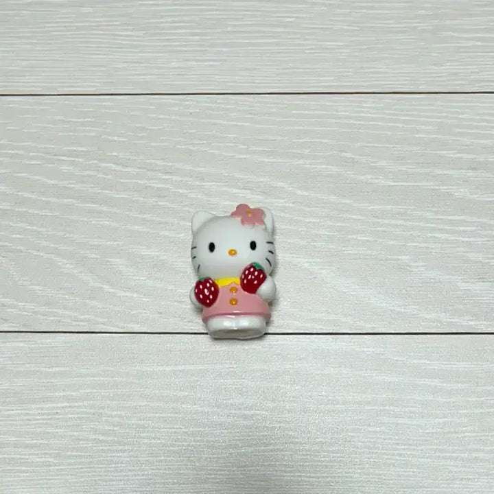 [BUNJANG] Hello Kitty Soft Vinyl Figure - Fruit Version (Strawberry) / 헬로키티 소프비 피규어 과일 버전 딸기 고전문구