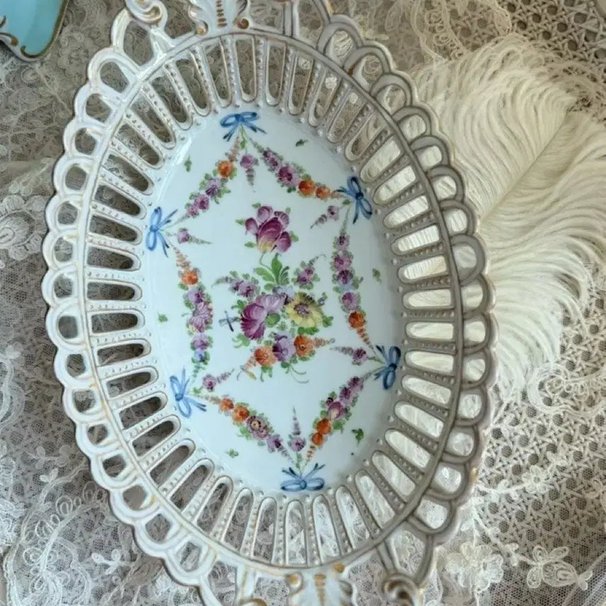 [BUNJANG] Dresden Porcelain Ribbon Basket with Pierced Detail / 독일 드레스덴 리본바스켓 투각볼