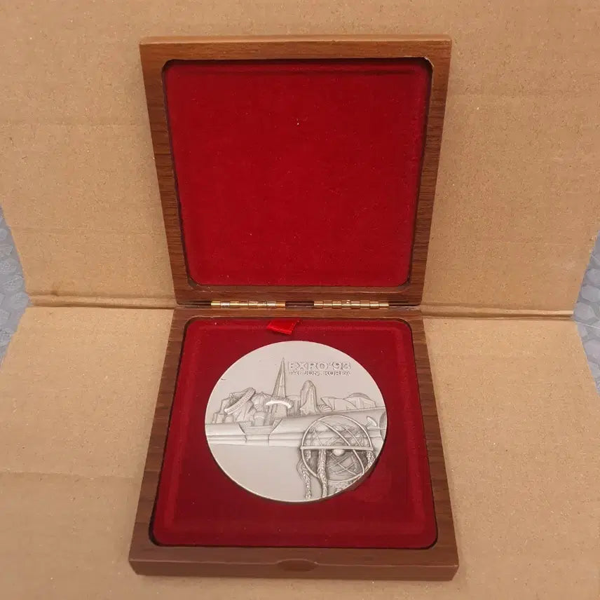 [BUNJANG] Daejeon EXPO 93 Commemorative Medal with Wood Case / 대전 EXPO 93 기념 메달 우드 케이스 포함
