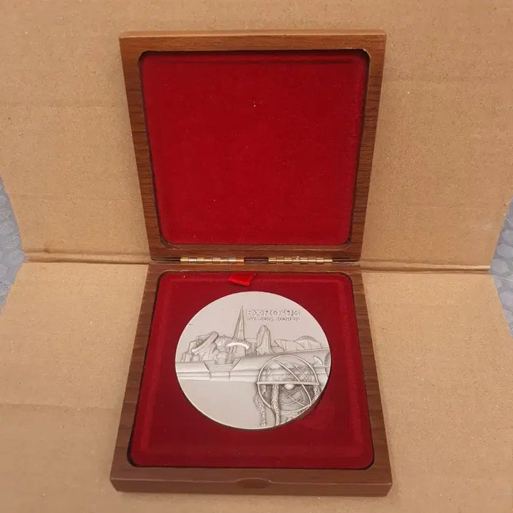 [BUNJANG] Daejeon EXPO 93 Commemorative Medal with Wood Case / 대전 EXPO 93 기념 메달 우드 케이스 포함