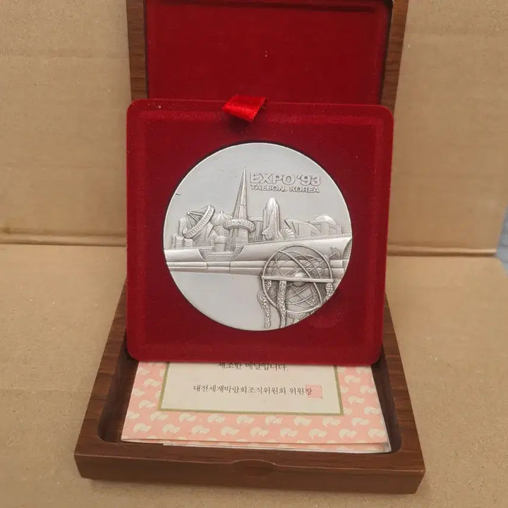 [BUNJANG] Daejeon EXPO 93 Commemorative Medal with Wood Case / 대전 EXPO 93 기념 메달 우드 케이스 포함