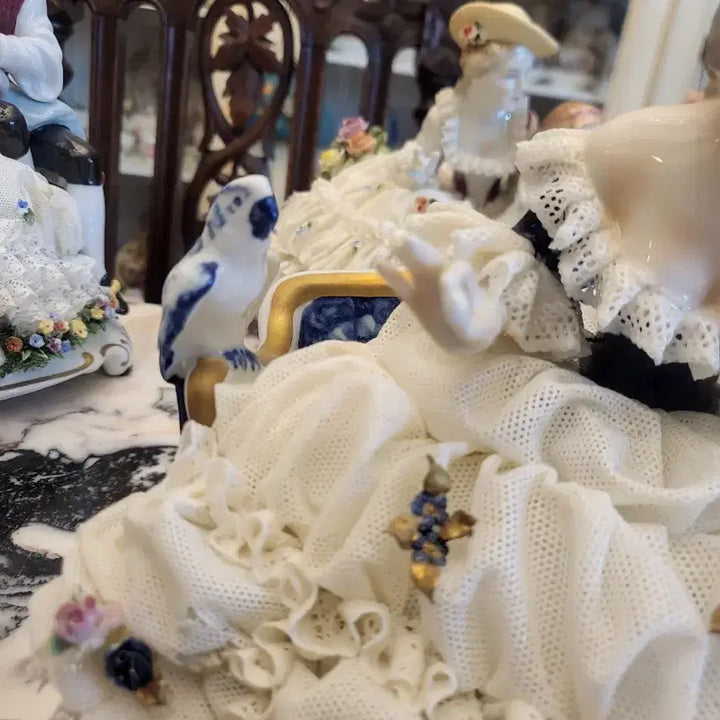 [BUNJANG] Dresden Unter-Weckelsbach Porcelain Figurine (Woman Feeding Parrot &amp; Woman with Bouquet) / 드레스덴 피겨린 운터바흐스바흐 세띠에 앉아있는 여인