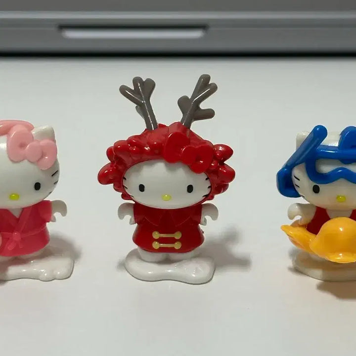 [BUNJANG] Kinder Joy Classic Hello Kitty Figure Bundle / 킨더조이 고전 키티 피규어