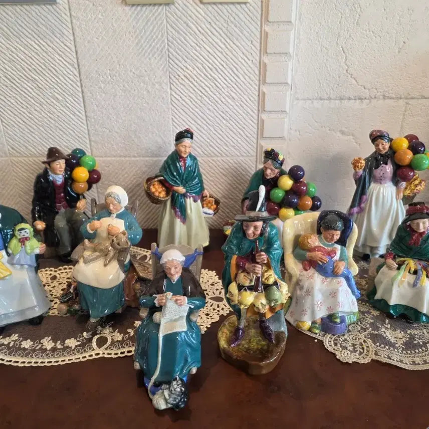 [BUNJANG] Royal Doulton The Balloon Man HN1954 Figurine / 로얄덜튼 풍선파는 할아버지 할머니