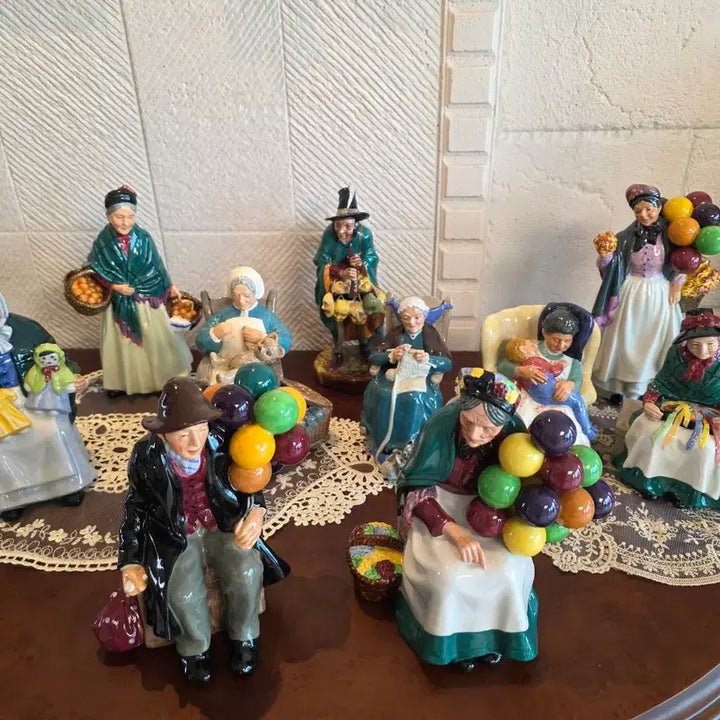 [BUNJANG] Royal Doulton The Balloon Man HN1954 Figurine / 로얄덜튼 풍선파는 할아버지 할머니