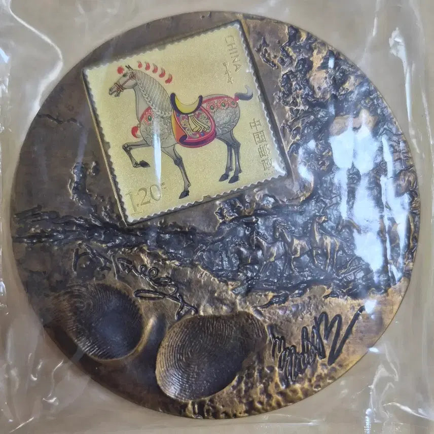 [BUNJANG] 2014 Year of the Horse Large Bronze Medal with Stamp Insert / [희귀 수집품] 2014년 말의 해(갑오년) 우표 삽입 대형 동메달