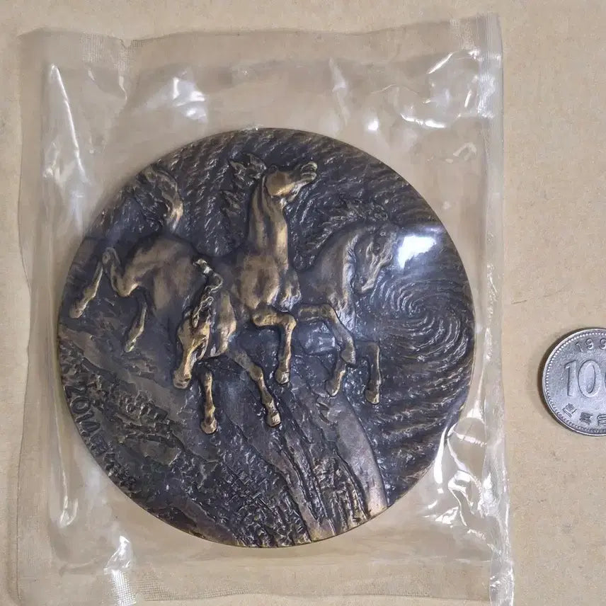 [BUNJANG] 2014 Year of the Horse Large Bronze Medal with Stamp Insert / [희귀 수집품] 2014년 말의 해(갑오년) 우표 삽입 대형 동메달