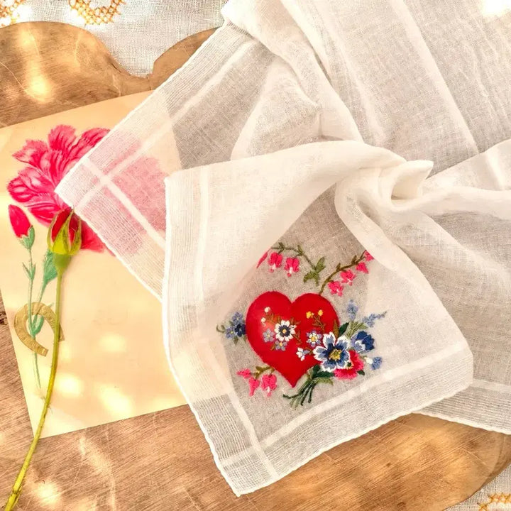 [BUNJANG] Linen Handkerchief with Heart and Pink Flower Embroidery / 하트아플리케와 핑크꽃 손자수 행키 린넨손수건