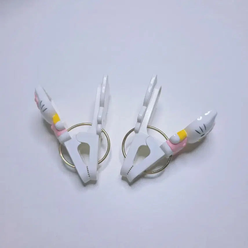 [BUNJANG] Hello Kitty Classic Kawaii Clothes Pins (Set of 2) / 헬로키티 고전 카오하나 집게 빨래집게 방꾸템