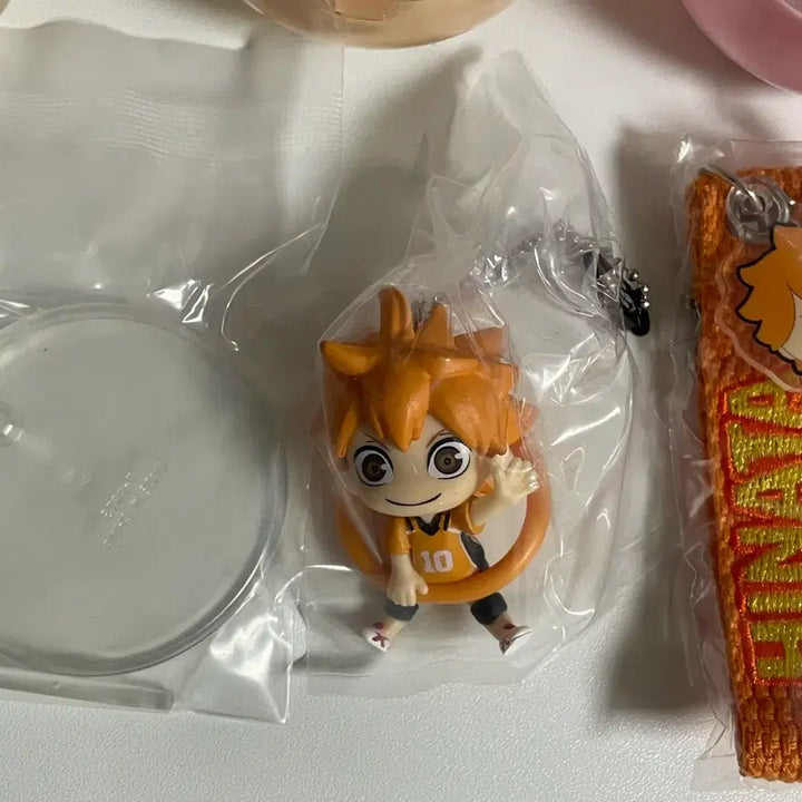[BUNJANG] Haikyu!! Shoyo Hinata Bundle Set: Jumping Figure, Konnichiwa Keychain, Embroidered Nametag (Sealed) / [일괄] 하이큐 - 히나타 쇼요 피규어, 키링 미개봉 새상품