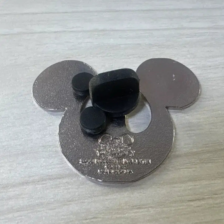[BUNJANG] Disney Mickey Mouse Red Badge / 디즈니 미키마우스 뱃지