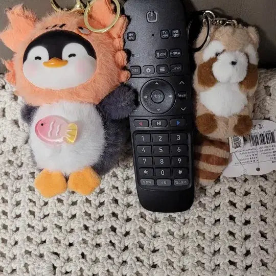 [BUNJANG] Emku Penguin &amp; Peekaboo Raccoon Keyring Set / 새상품)) 엠쿠 등원  펭귄  까꿍 너구리  키링 2조