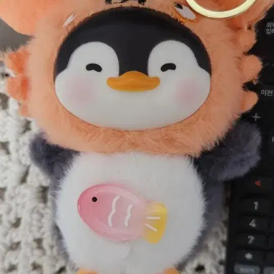[BUNJANG] Emku Penguin &amp; Peekaboo Raccoon Keyring Set / 새상품)) 엠쿠 등원  펭귄  까꿍 너구리  키링 2조