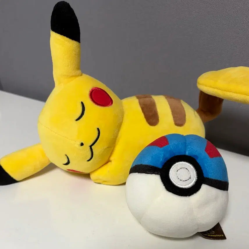 [BUNJANG] Pokemon Pikachu Sleeping Plush + Poké Ball / 잠자는 피카츄 인형 + 슈퍼볼 인형 정품